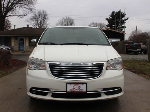 Used 2013 Chrysler Town & Country Limited w/ Trailer Tow Group image 3