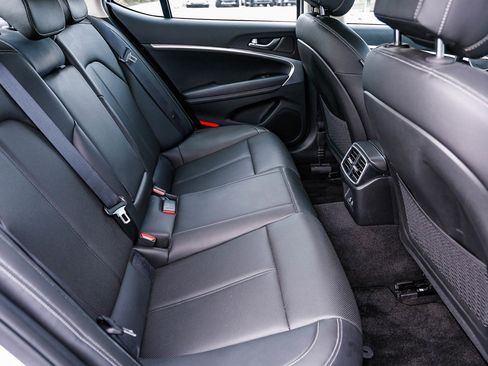 Used 2025 Genesis G70 2.5T image 17