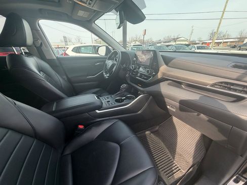 Used 2023 Toyota Highlander XLE image 13