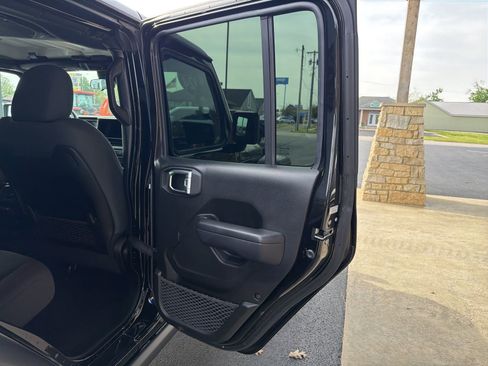 Used 2024 Jeep Wrangler Unlimited Rubicon w/ XTREMEE 35" Tire Package image 3