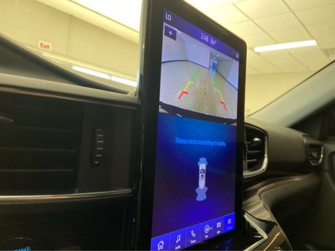 Used 2024 Ford Explorer Limited w/ Limited Technology Package image 32