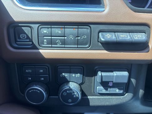Used 2021 Chevrolet Suburban High Country w/ Premium Package AWD/4WD image 18