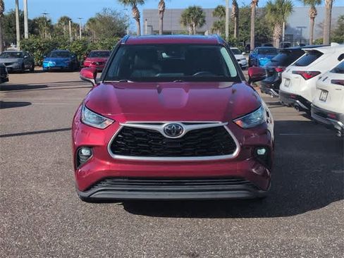 Used 2020 Toyota Highlander XLE image 3