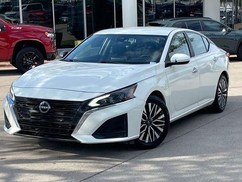 Used 2024 Nissan Altima 2.5 SV image 10