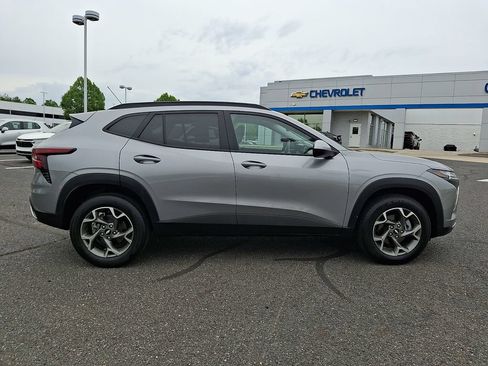Used 2025 Chevrolet Trax LT FWD image 10