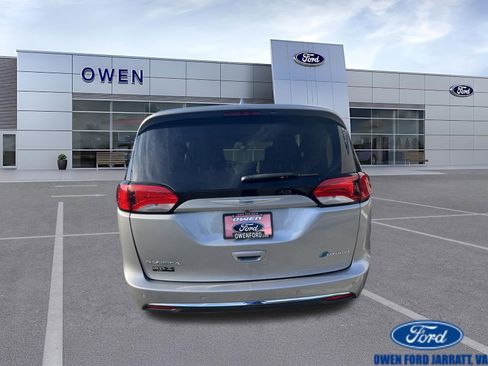 Used 2018 Chrysler Pacifica Limited FWD image 4