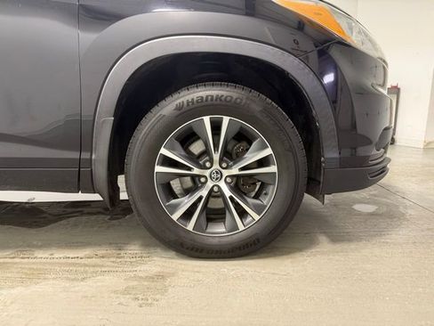 Used 2016 Toyota Highlander XLE image 32