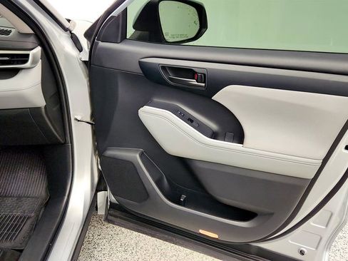 Used 2023 Toyota Highlander LE FWD image 24