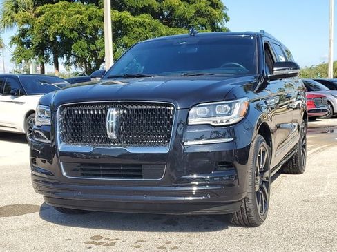 Used 2022 Lincoln Navigator Reserve image 3