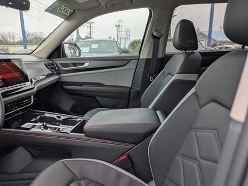 Certified 2025 Volkswagen Atlas Peak Edition SE AWD/4WD image 24