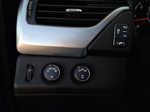 Used 2018 Chevrolet Suburban LT image 26