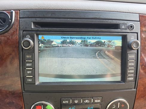 Used 2010 Chevrolet Tahoe LTZ AWD/4WD image 16