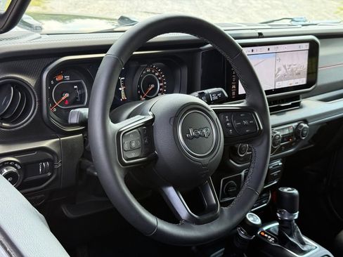 Used 2025 Jeep Wrangler Unlimited Rubicon AWD/4WD image 17