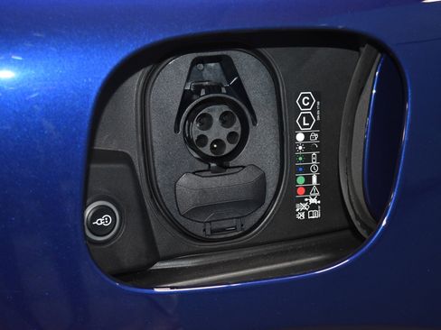 Used 2024 Porsche Macan 4 Electric image 33