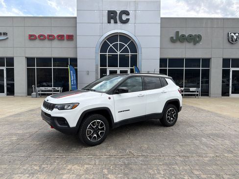 Used 2025 Jeep Compass Trailhawk AWD/4WD image 1