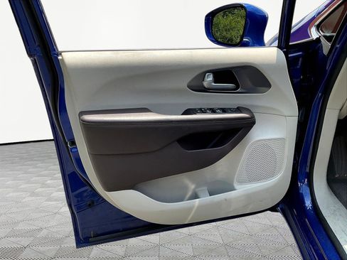 Used 2019 Chrysler Pacifica Touring Plus FWD image 20