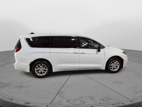 Used 2025 Chrysler Pacifica Select FWD image 15