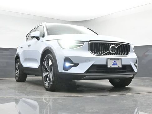 Used 2025 Volvo XC40 B5 Plus AWD/4WD image 11