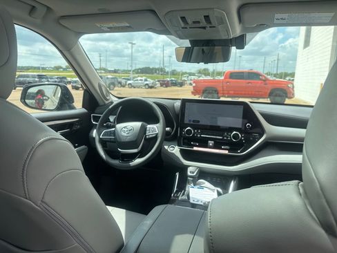 New 2026 Toyota Highlander Platinum image 32