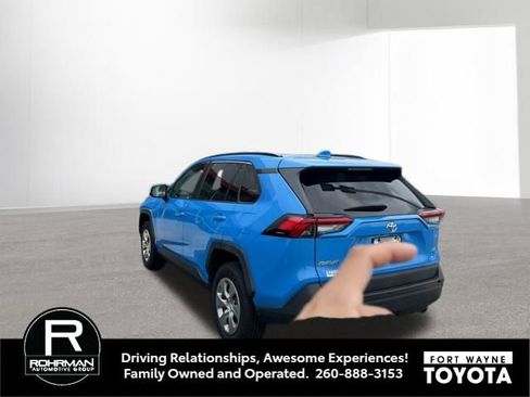 Used 2019 Toyota RAV4 LE w/ Carpet Mat Package image 5