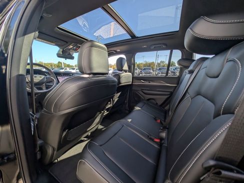 New 2025 Jeep Grand Cherokee Limited w/ Black Appearance Package image 13