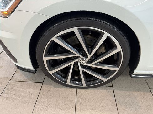 Used 2018 Volkswagen Golf R 4-Door AWD/4WD image 10