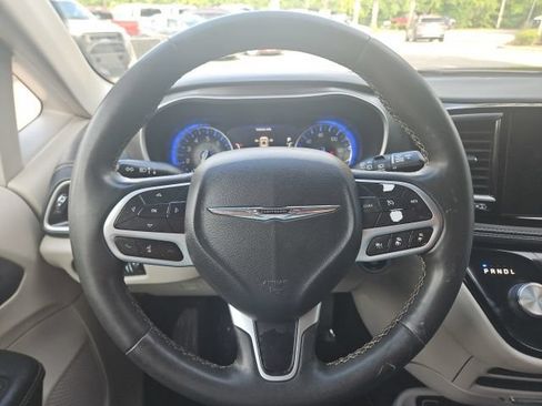 Used 2024 Chrysler Pacifica Touring-L FWD image 14