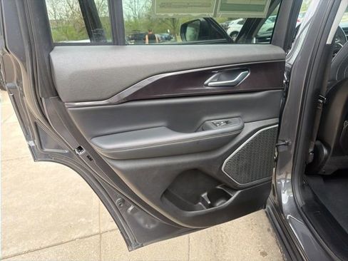 Used 2022 Jeep Grand Cherokee Laredo w/ Luxury Tech Group I AWD/4WD image 15