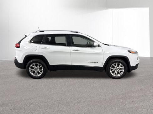 Used 2018 Jeep Cherokee Latitude Plus w/ Cold Weather Group AWD/4WD image 33