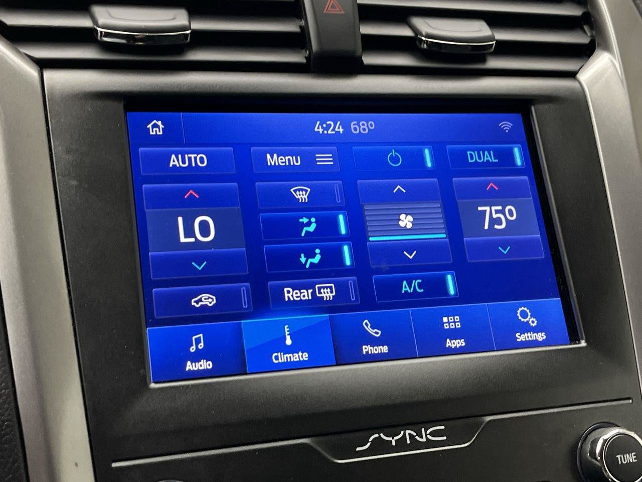 Used 2020 Ford Fusion SE FWD image 19