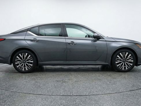 Used 2025 Nissan Altima 2.5 SV FWD image 11