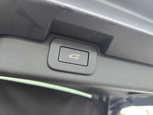 Certified 2025 Land Rover Discovery Dynamic SE image 16