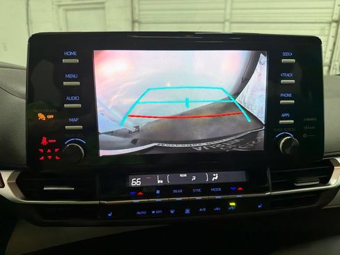 Used 2021 Toyota Sienna XLE FWD image 18