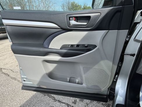 Used 2019 Toyota Highlander XLE image 9
