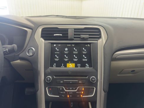 Used 2018 Ford Fusion SE w/ Fusion SE Technology Package image 18