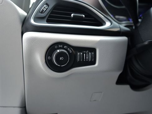 Used 2018 Chrysler Pacifica Touring-L image 12