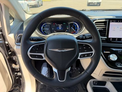 Used 2023 Chrysler Pacifica Touring-L FWD image 20