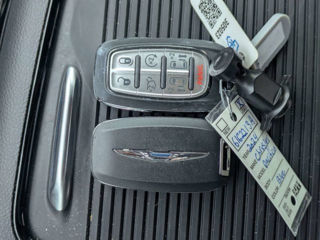 Used 2024 Chrysler Pacifica Limited w/ S Appearance Package FWD image 31
