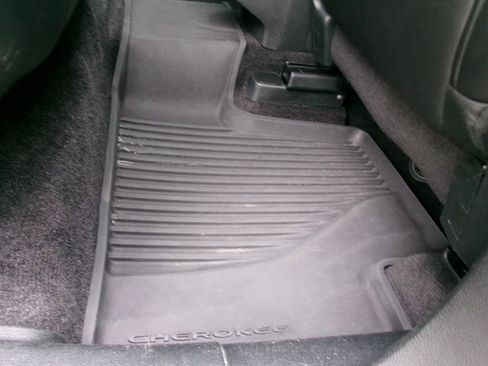 Used 2019 Jeep Cherokee Latitude Plus w/ Comfort/Convenience Group image 24