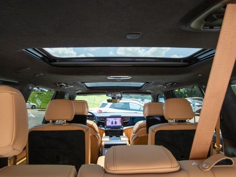 Used 2025 Jeep Grand Wagoneer L Series III w/ Rear Seat Video Group 1 AWD/4WD image 16