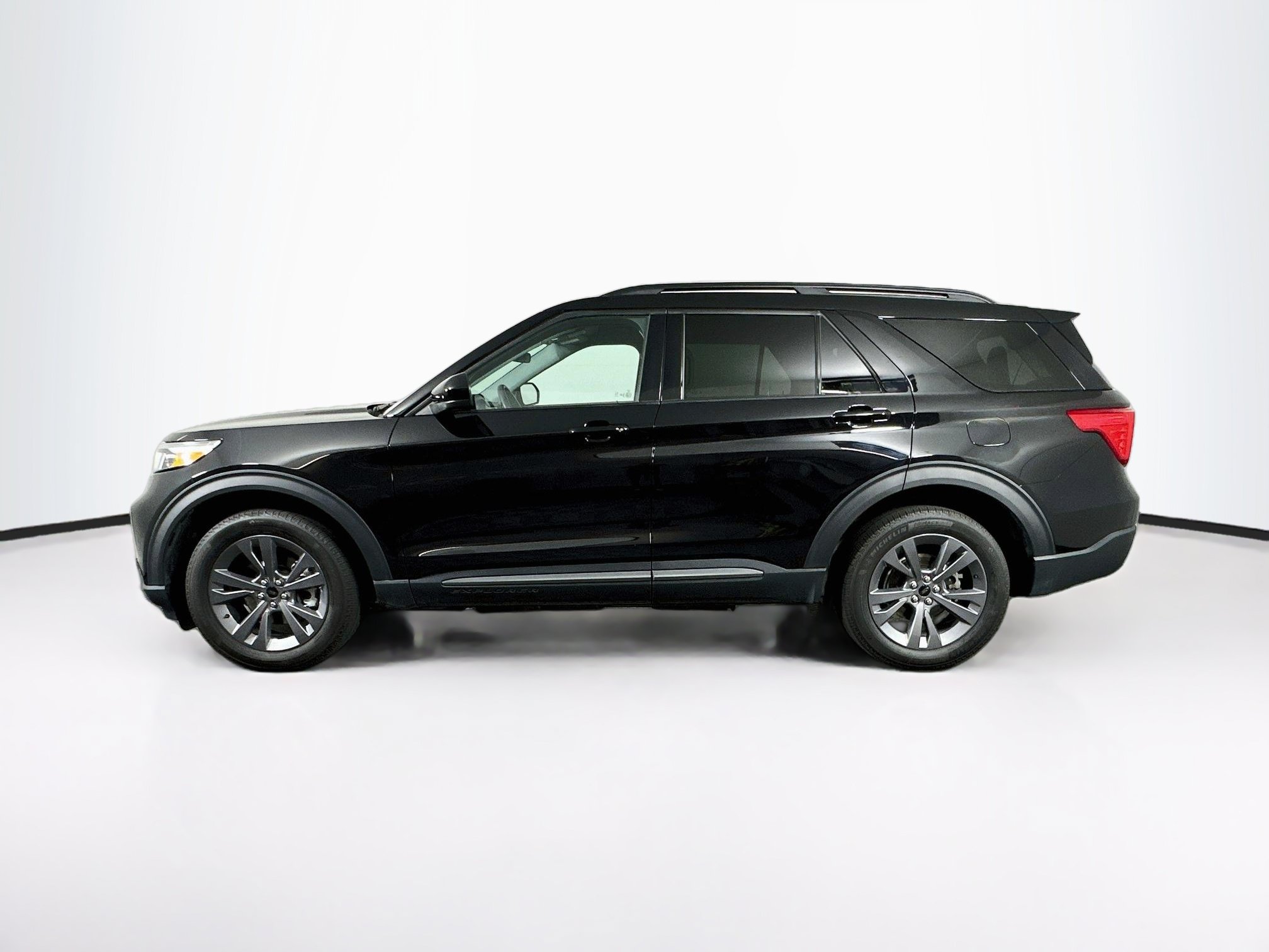 Used 2024 Ford Explorer XLT w/ Equipment Group 202A AWD/4WD image 4