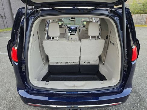 Used 2017 Chrysler Pacifica Limited w/ UConnect Theater Package FWD image 46