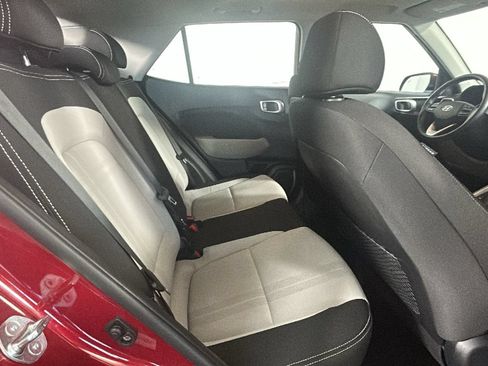 Used 2025 Hyundai Venue SEL FWD image 31
