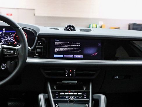 Certified 2025 Porsche Cayenne Coupe image 17