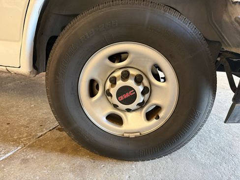 Used 2023 GMC Savana 2500 w/ Driver Convenience Package image 9