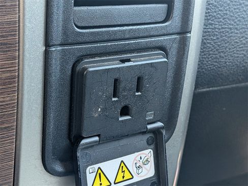 Used 2016 RAM 1500 Laramie w/ Convenience Group image 25