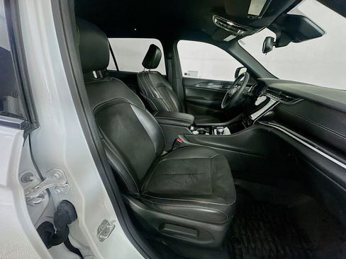 Used 2023 Jeep Grand Cherokee L Laredo image 33