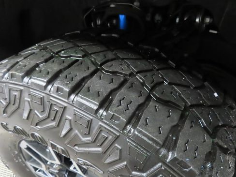 Used 2025 GMC Sierra 2500 AT4X image 7