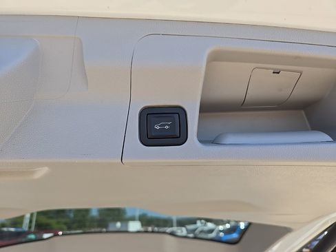 Used 2023 GMC Acadia SLT w/ Preferred Package image 35