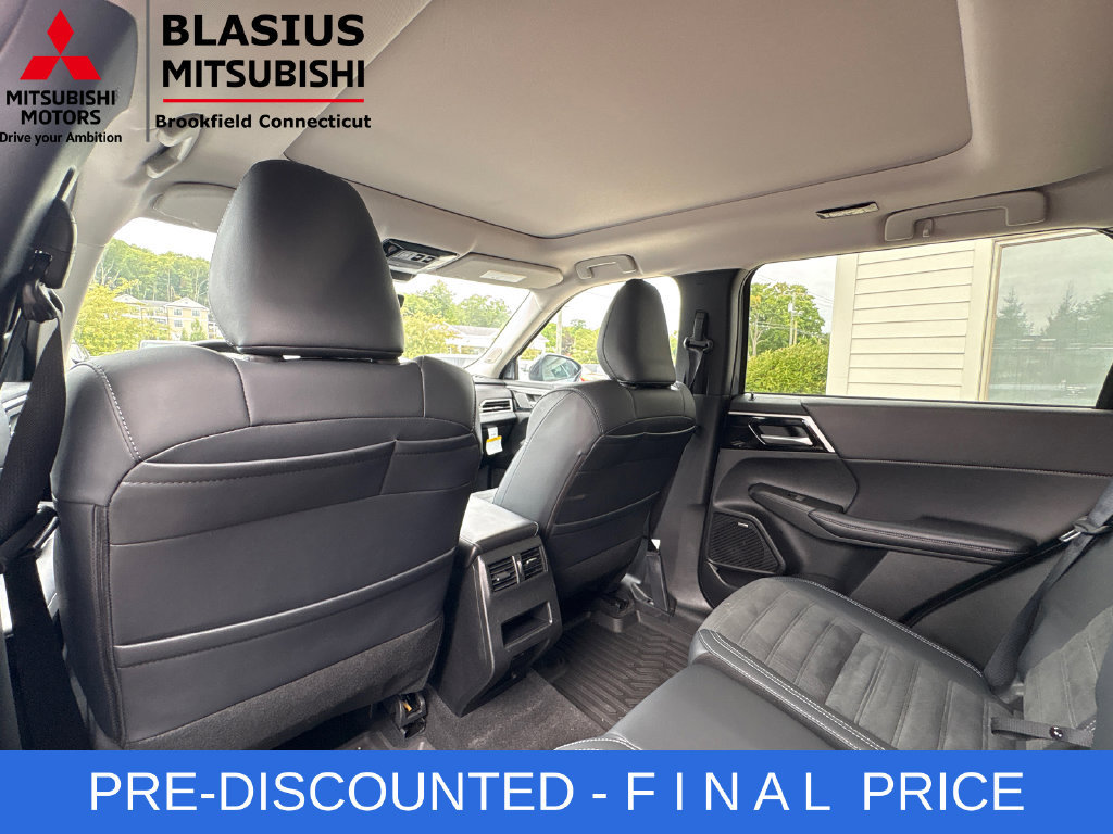Used 2025 Mitsubishi Outlander AWD image 34